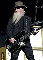 Dusty Hill bajo, teclados, coros y voz