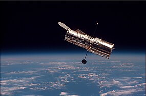 Hubble Space Telescope seen from Space Shuttle டிஸ்கவரி STS-82 இன் போது.