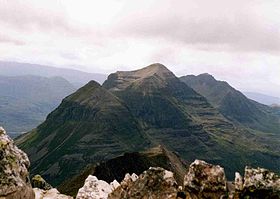 Vue du Liathach depuis le Beinn Eighe avec du premier au dernier plan : Stuc a' Choire Dhuibh Bhig (915 m), Spidean a' Choire Lèith (1 055 m) et Mullach an Rathain (1 023 m).