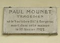 Una placa recuerda que Paul Mounet falleció en el n° 63 de la calle en 1922.