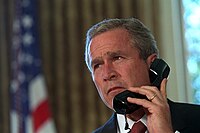 Prezident W. Bush mluví telefonicky s newyorským guvernérem Georgem Patakim a starostou New Yorku Rudym Giulianim, dva dny po útocích z 11. září. (Eric Draper, 2001)