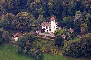 Ds Schloss Rümlige us dr Luft