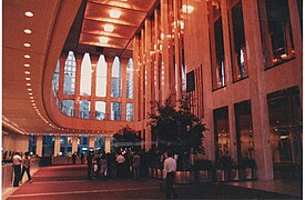 À l'intérieur du hall de la tour Nord, éclairé par de chaudes lumières orange, en 1993.