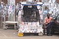 Mobiler Zeitungsstand in Kumasi, 2010