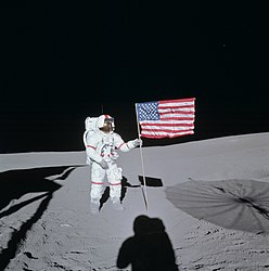 Alan Shepard met de Amerikaanse vlag op de maan