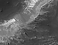 高分辨率成像科学设备显示的卡普里桌山，点击图像可查看岩垛和岩层，卡普里桌山位于火星科普剌塔斯区。