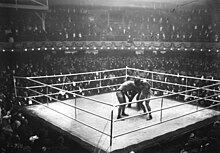 Photographie en noir et blanc d'un combat de boxe.