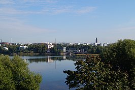 Baai met spoorbrug en stadsgezicht Helsinki