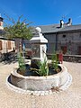 La fontaine de l'aubépine (1727) située près de l'ancien château.