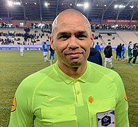 Gaël Angoula arbitrant en 2020.