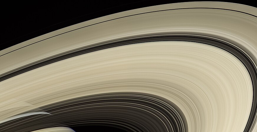 Saturn, darrere dels anells i cobert amb les seves ombres, vist per la sonda Cassini des d'una distància de 725.000 km).