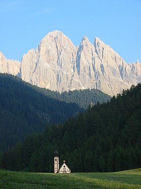 Le Sass Rigais et l'église St Johann depuis la vallée de Funes.