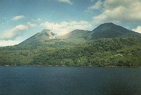 Vue du volcan Wurlali depuis le cap Wilhelmus au nord.