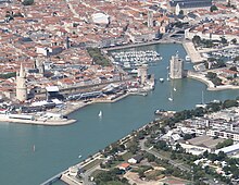 vue aérienne des tours et du Vieux-Port de La Rochelle