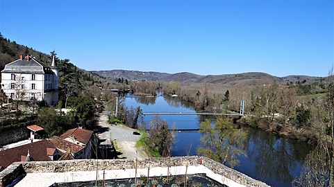 Le château de la Blainie et le pont suspendu d'Albas sur le Lot vus depuis la terrasse devant la mairie.