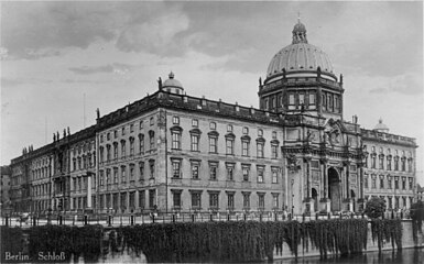 Zahodna in južna fasada palače, videna z druge strani Spree leta 1920