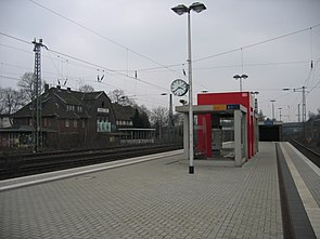 Bahnsteig mit Bahnhofsgebäude (außer Benutzung, Febr. 2008)