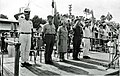 רס"ן אלי לוי כממלא מקום מפקד בה"ד חיל הים מארח את גולדה מאיר ומשה דיין בטקס סיום מחזור י"ט של קורס חובלים 1971.