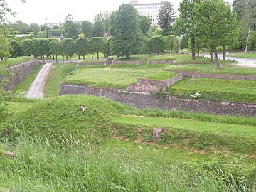 2. Traverses protégeant une place d'armes rentrante à Maubeuge.