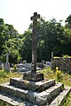 La croix hosannière dans le cimetière.