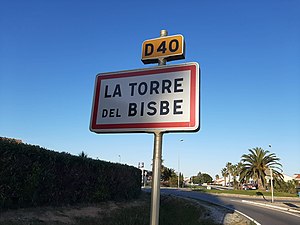 Rètol en català a l'entrada de la Torre del Bisbe.