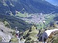 Zicht op Leukerbad vanuit de kabelbaan naar de Gemmipas