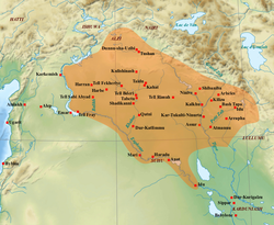 نقشه خاور نزدیک باستان که بیشترین وسعت امپراتوری آشور میانه (نارنجی) حدود ۱۳۹۲ پیش از میلاد را نشان می‌دهد.