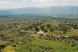 Vista lejana de la colina de Panagitsa, a las afueras de Micenas