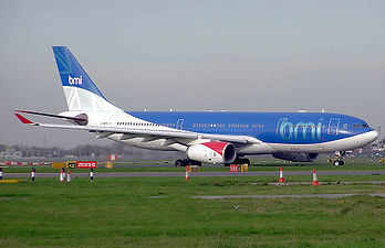 Un avion de ligne Airbus A330-200 de la compagnie bmi (anciennement British Midland), au départ de l’aéroport de Londres Heathrow, en Angleterre. (définition réelle 1 800 × 1 271*)