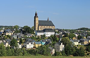 26. Platz: Kora27 mit St.-Wolfgangs-Kirche in Schneeberg