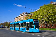 Modrá nízkopodlažní tramvaj na ul. 17. listopadu v Porubě