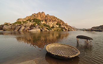 Deux coracles sur la Tungabhadrâ, près de Hampi, dans l'État indien du Karnataka. (définition réelle 4 200 × 2 639)