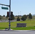 Schild auf dem Friedhof in Winnemucca mit der Aufschrift: "Welcome to Winnemucca, Proud of it!" (deutsch: Willkommen in Winnemucca, [wir sind] darauf stolz)