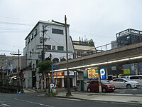 「それが大阪に本社を持つ川北電機株式会社というのだった。その出張所は花街の近くにあった」（「途上」）。花街は船頭町のソープランド街を指す。