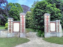 Entrée du parc de l'ancien château de la Créquinière.