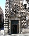 La porta del nen Jesús de l'església de Betlem, que també era a l'article i també és a es:Iglesia de Belén (Barcelona) amb la traducció.