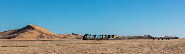 'n Vragtrein wat deur twee TransNamib klas 33-400-diesellokomotiewe op die roete Swakopmund-Walvisbaai, Namibië, getrek word.