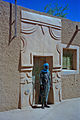 Tuareg ispred tradicionalne adobe kuće
