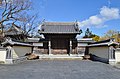 山門 門前の礎石は旧国分寺金堂のものと推定される。