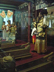 Esculturas dentro del Templo Memorial del Señor Bao