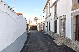 Een straat en op de achtergrond de klokkentoren van de kerk van Santo Tomás apostel