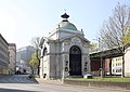 Die Nepomukkapelle, im Hintergrund einer der Bettentürme des AKH