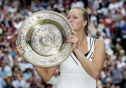 Petra Kvitová s mísou Venus Rosewater po výhře ve Wimbledonu 2011