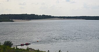 Tagebau am Silbersee II, hinten Badestrand, vorne links Rohrleitung zum Ausgleich des Wasserstandes