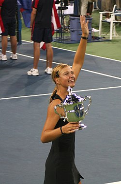 Maria Šarapovová s pohárem US Open Trophy po výhře na US Open 2006