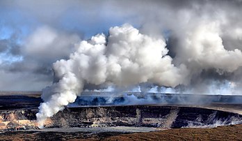 Émission de dioxyde de soufre par le cratère Halemaʻumaʻu, sur le Kīlauea (Hawaï). (définition réelle 1 992 × 1 157)