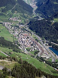 Airolo ved tunnelens sydende. Bemærk de store arealer til rangering af tog, der skal gennem tunnelen