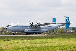 Eine Antonov An-22 im September 2008