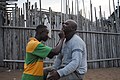 Un barbier exerçant son métier sur une plage à Abidjan.