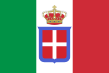Drapeau de la marine militaire italienne représentant le drapeau du royaume italien, c'est-à-dire l'actuel drapeau italien composé de trois bandes verticales verte, blanche et rouge, avec l'emblème de la Sardaigne, une croix blanche sur fond rouge, le tout encadré de bleu, portant une couronne.